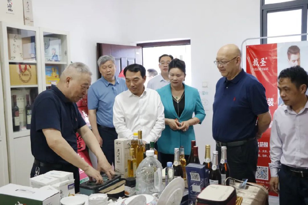 贛州市委副書記熊運浪一行到市贛商聯(lián)合會調(diào)研指導(dǎo)