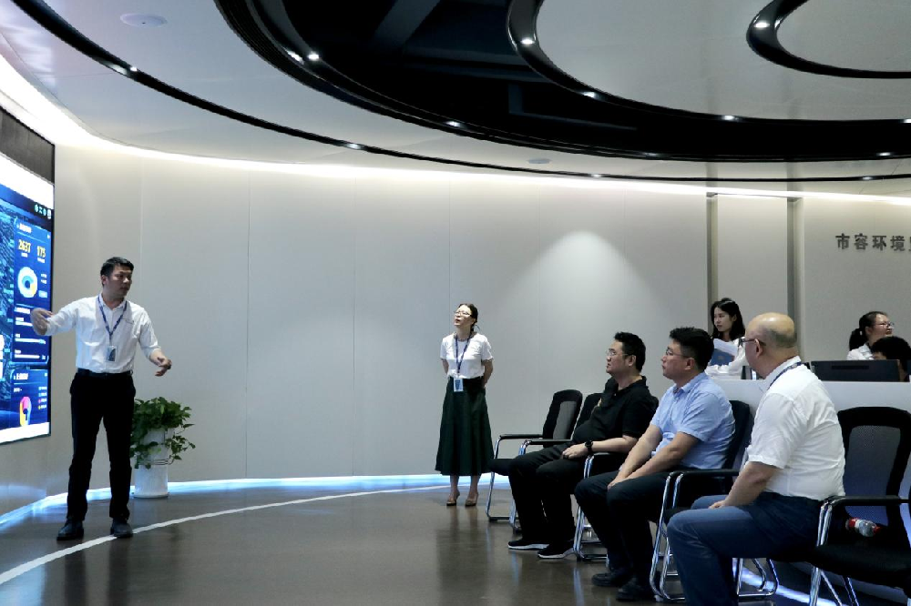 章貢區(qū)委常委、副區(qū)長張達偉一行蒞臨我司調研