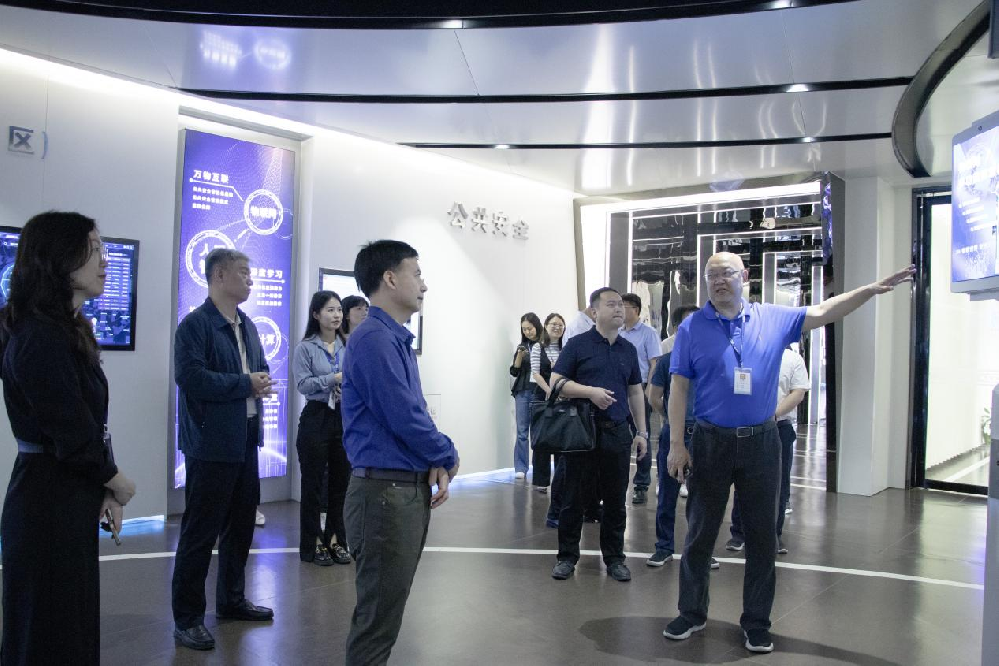 市人大常委會數(shù)字經濟發(fā)展情況專題調研組一行蒞臨我司調研