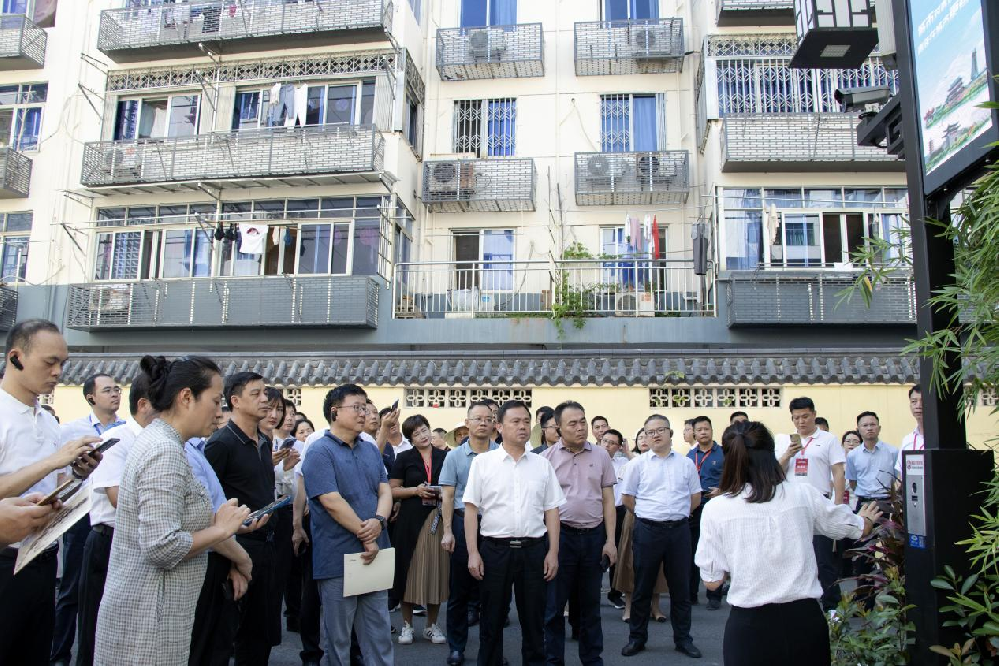 江西省保障性安居工程建設(shè)工作現(xiàn)場推進(jìn)會領(lǐng)導(dǎo)一行蒞臨紅杉里街區(qū)和贛坊雙創(chuàng)社區(qū)現(xiàn)場觀摩