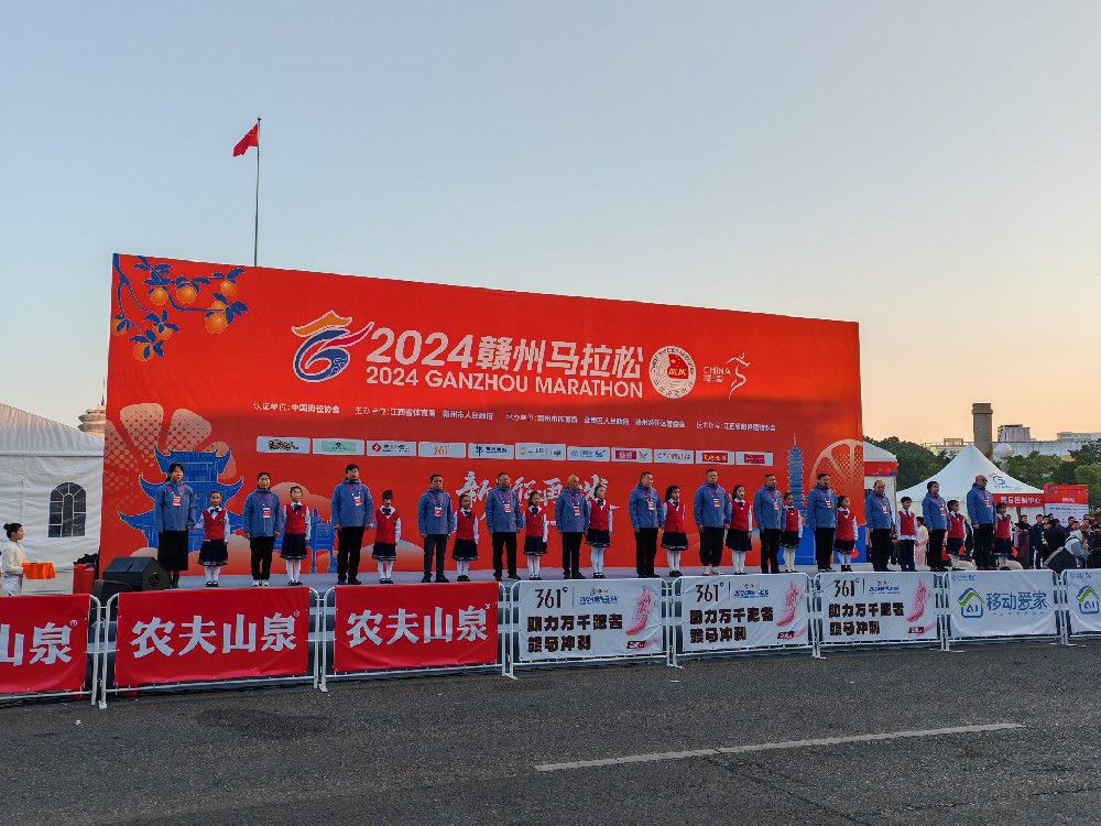 憶源科技董事長、總經(jīng)理徐林楠為贛州市首屆馬拉松賽事鳴槍發(fā)令